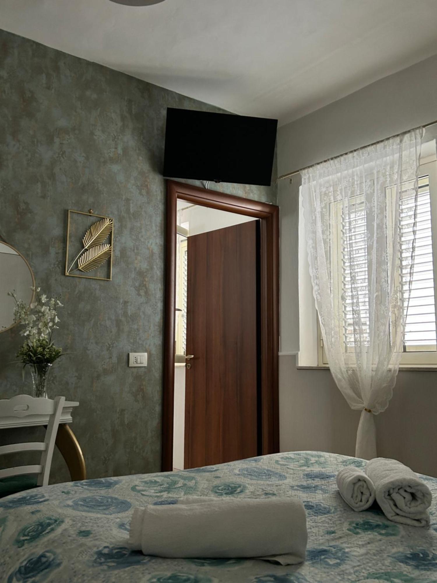 La Finestrella Apartment Giardina Gallotti Bagian luar foto